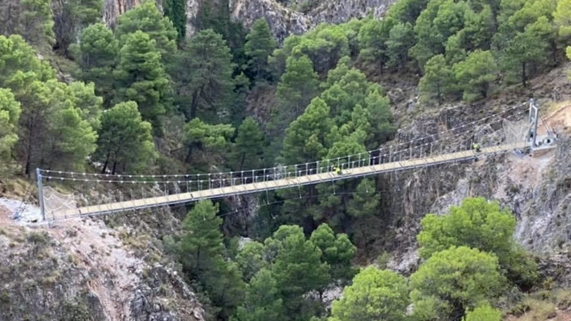 Puente colgante de El Saltillo, sobre el río Almanchares, en Canillas de Aceituno, uno de los tres más grandes de España en espacios naturales
