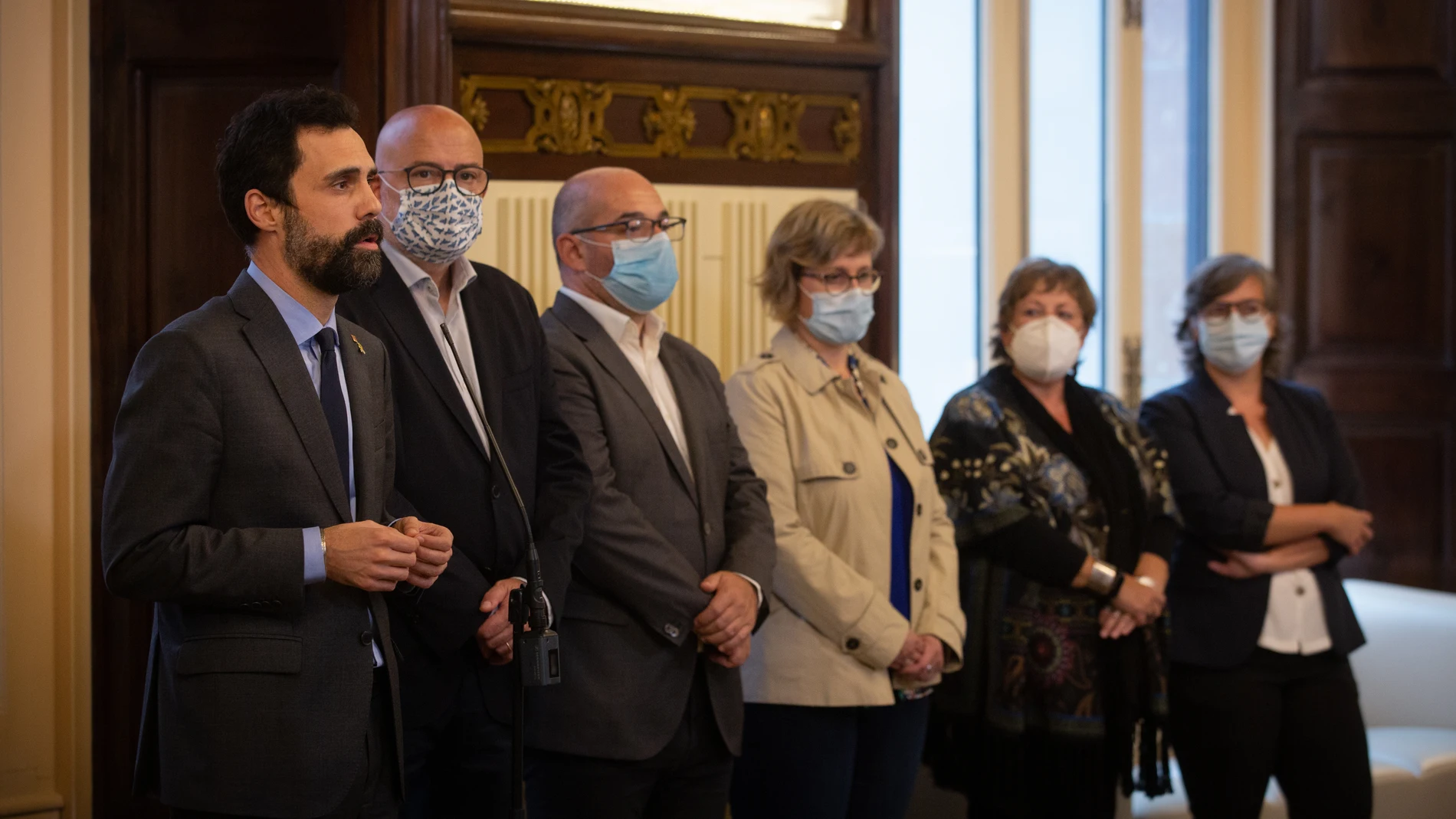 El president del Parlament, Roger Torrent (1i), interviene durante el acto de recibimiento en la Cámara catalana a los cuatro exmiembros de la mesa del Parlament inhabilitados tras la resolución del Tribunal Superior de Justicia de Cataluña (TSJC), Anna Simó (3d), Ramona Barrufet (2d), Lluís Corominas (5d) y Lluís Guinó (4d), en Barcelona, Catalunya (España) a 21 de octubre de 2020. Este acto se produce dos días después de que el Tribunal Superior de Justicia de Cataluña haya condenado a 20 meses de inhabilitación y el pago de 30.000 euros a cada uno de los 4 exmiembros de la Mesa del Parlament por no acatar las advertencias del Tribunal Constitucional y tramitar resoluciones del proceso independentista. Por otra parte, ha absuelto a la exdiputada de la CUP Mireia Boya (1d), que también asiste a este acto, de los mismos hechos.21 OCTUBRE 2020David Zorrakino / Europa Press21/10/2020