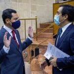 El presidente de la Junta, Juanma Moreno (i) conversa con el portavoz del PP, José Antonio Nieto (d) a su llegada al Parlamento de Andalucía