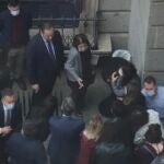 Gente fumando a las puertas del Congreso de los Diputados