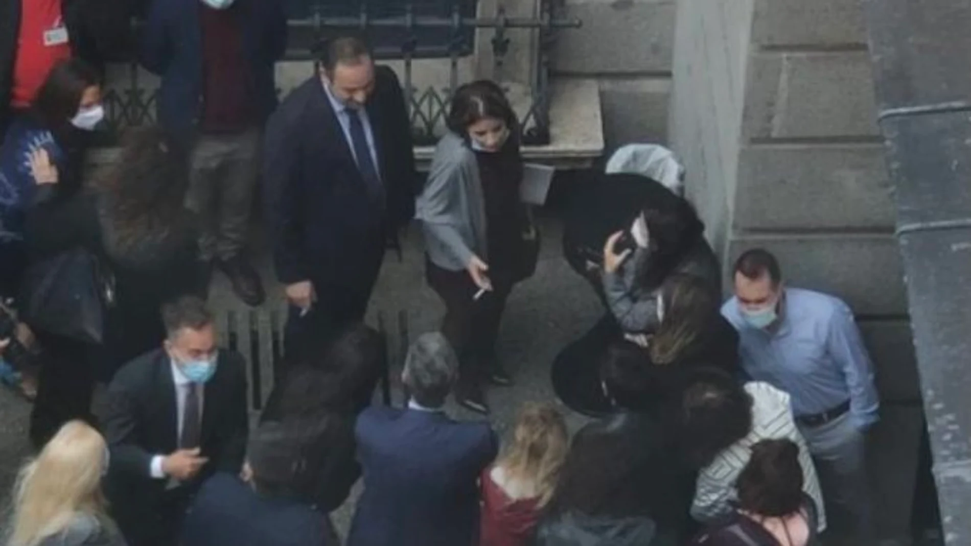 Gente fumando a las puertas del Congreso de los Diputados