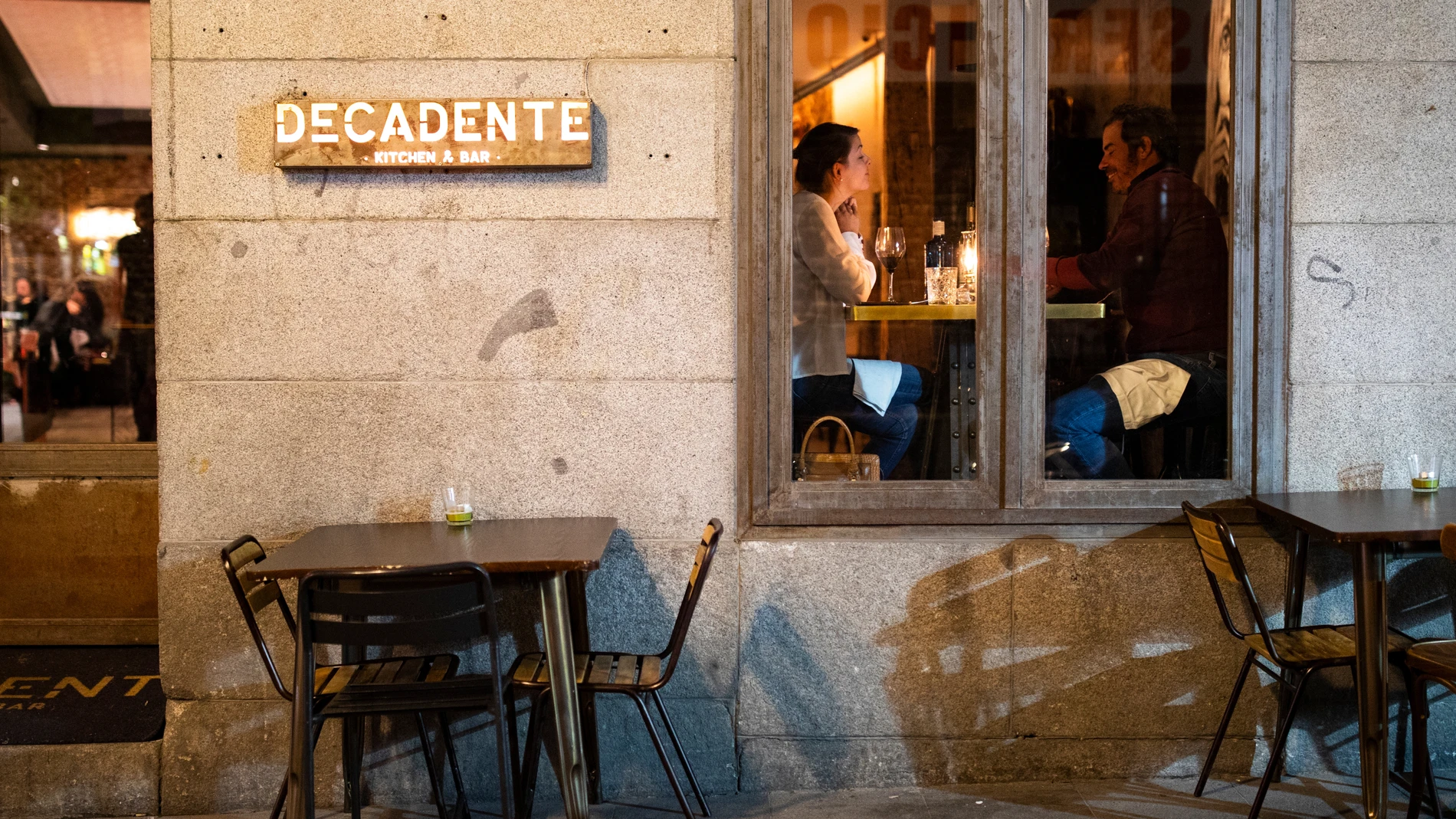Imágenes de terrazas de bares y restaurante en el centro de Madrid por la entrada en vigor de la nuevas restricciones por en Covid-19.