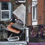 Vista general del edificio destruido por la explosiónen King Street en Ealing, al oeste de Londres