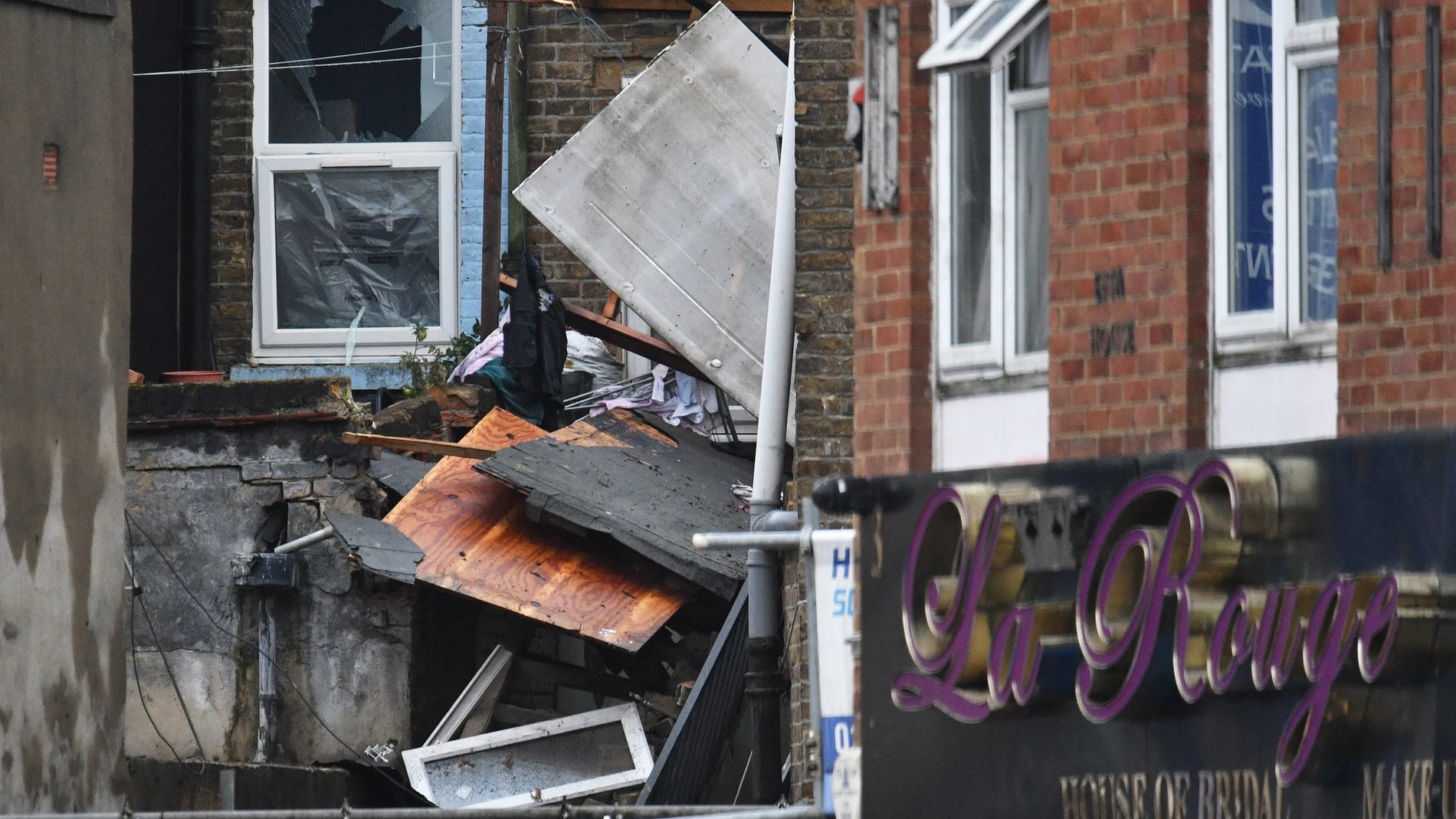 Vista general del edificio destruido por la explosiónen King Street en Ealing, al oeste de Londres