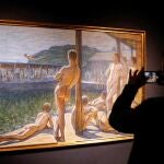 Una persona fotografía la obra "Flottans Badhus", de Eugène Jahsson, en la exposición que se presenta este miércoles en el IVAM "DES/ ORDEN MORAL. Arte y sexualidad en la Europa de entreguerras", con pinturas, dibujos, grabados, fotografías, esculturas, películas y documentación de más de cincuenta artistas como Otto Dix, George Grosz, Francis Picabia, Man Ray, Salvador Dalí o Federico García Lorca.