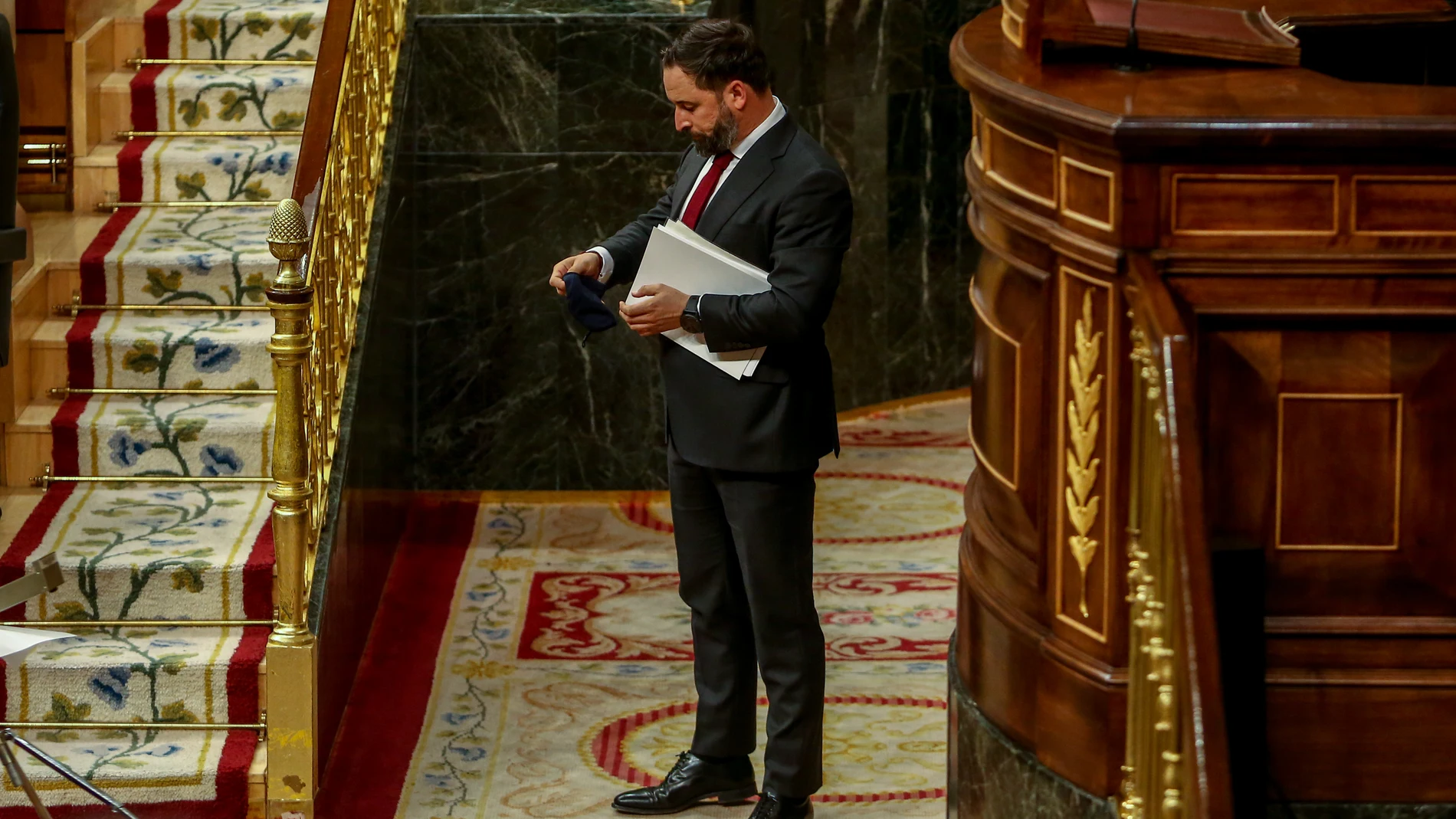 El presidente de Vox, Santiago Abascal, tras intervenir durante el pleno en el que se debate la moción de censura planteada por Vox