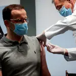 El ministro de Sanidad alemán, Jens Spahn, se vacunó de influenza la semana pasada