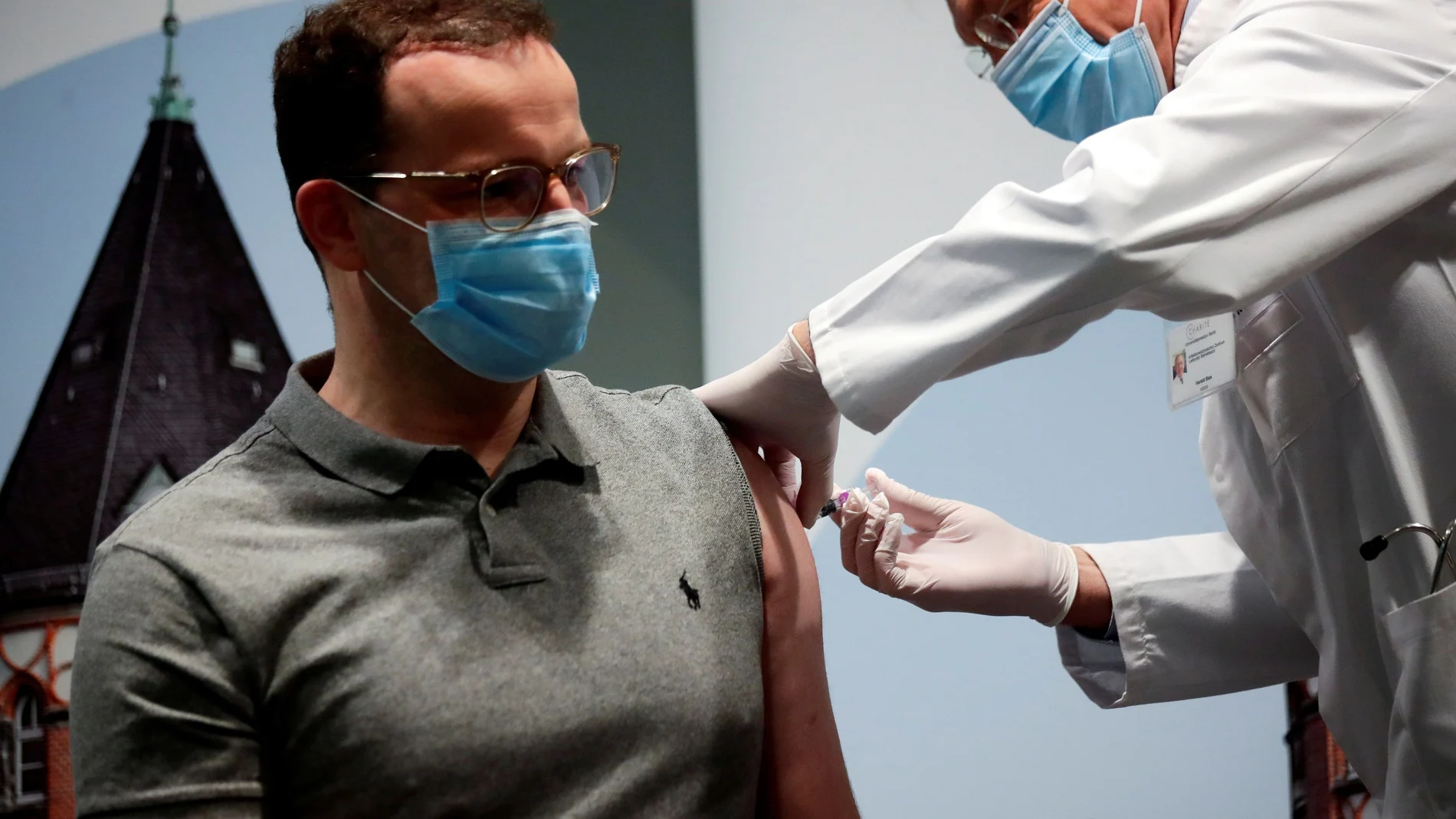El ministro de Sanidad alemán, Jens Spahn, se vacunó de influenza la semana pasada
