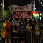 Un grupo de personas se concentra en contra de una virtual victoria electoral del Movimiento Al Socialismo (MAS) que augura el recuento provisional de votos de las elecciones bolivianas