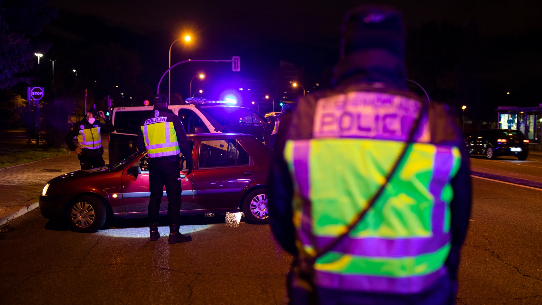 Imagen de un control de Policía en la Avenida de los Poblados de Madrid, informando de las nuevas restricciones de movilidad