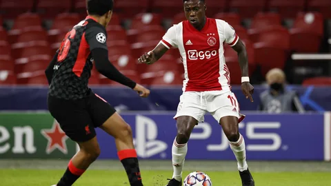 Quincy Promes frente a Trent Alexander-Arnold, durante un Ajax-Liverpool de la Liga de Campeones.