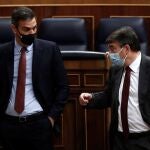 El presidente del Gobierno, Pedro Sánchez (i) y el portavoz del PNV Aitor Esteban, conversan en el Congreso de los Diputados este miércoles.