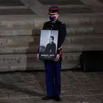 La Guardia Nacional francesa rindió el miércoles un homenaje al profesor decapitado el viernes pasado en La Sorbona