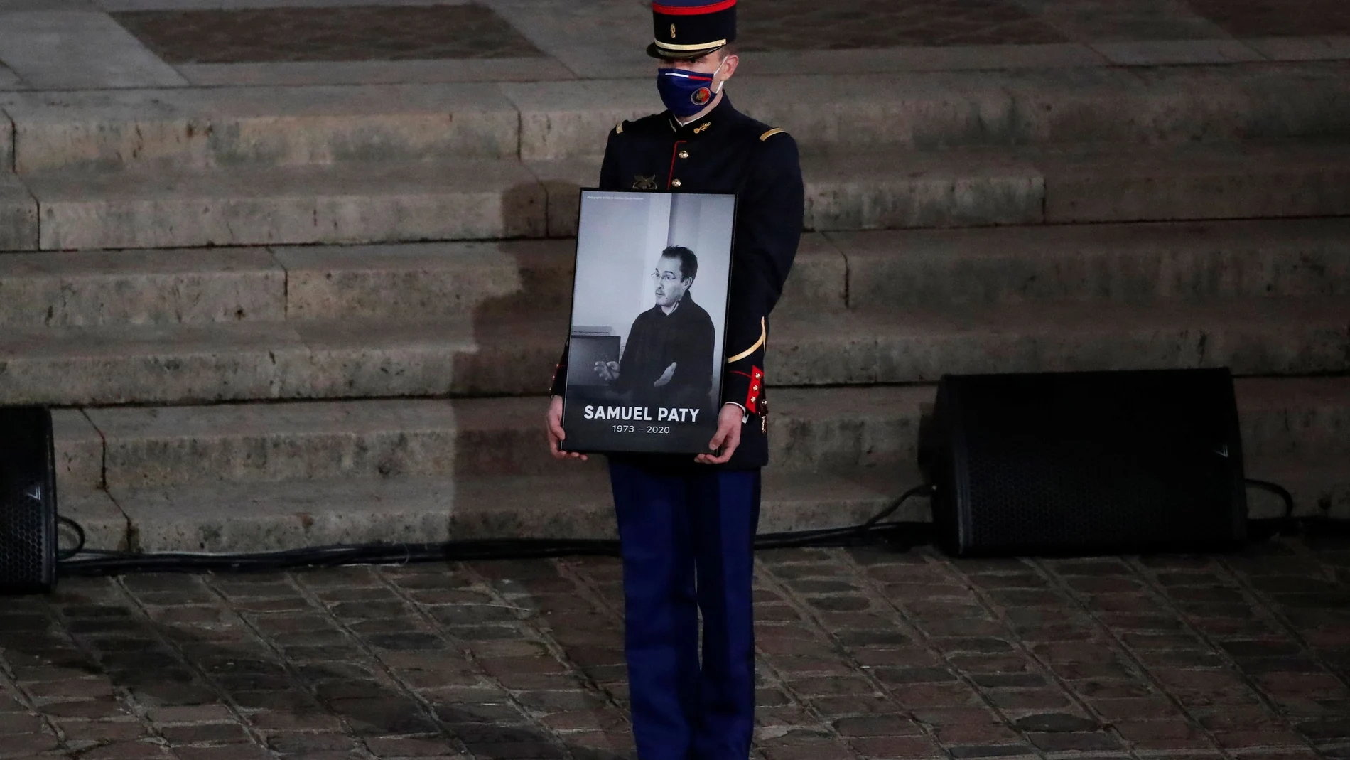 La Guardia Nacional francesa rindió el miércoles un homenaje al profesor decapitado el viernes pasado en La Sorbona