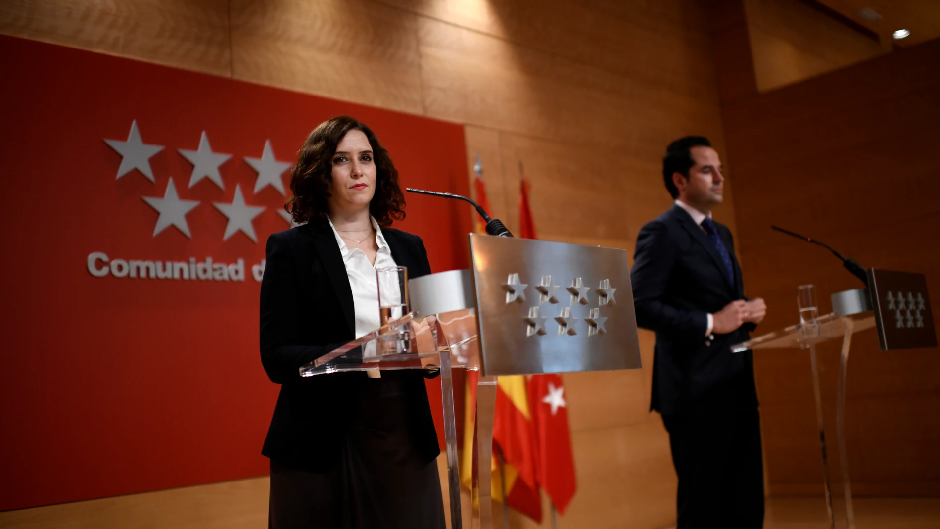 La presidenta de la Comunidad de Madrid, Isabel Díaz Ayuso, y el vicepresidente, consejero de Deportes, Transparencia y portavoz, Ignacio Aguado, comparecen en rueda de prensa en la Casa Real de Correos