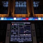 Pantallas que muestran la evolución del IBEX 35, tras la apertura hoy en Madrid