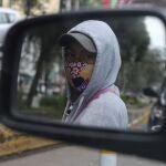 QUI01. QUITO (ECUADOR), 21/10/2020. Un niño ecuatoriano trabaja hoy miércoles, en una calle de Quito. Unicef instó a invertir en Ecuador el equivalente a un 2,4% del PIB, unos 2.600 millones de dólares según parámetros de 2019, para mitigar el impacto de la covid-19 en 715.000 hogares con niñas, niños y adolescentes. EFE/José Jácome