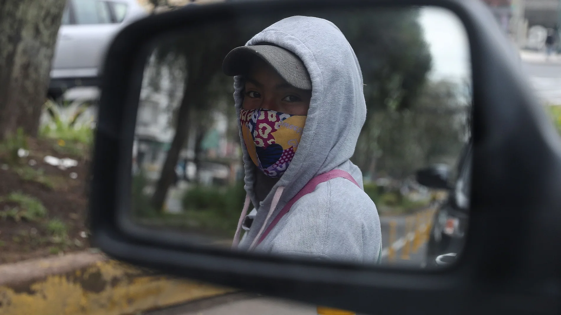 QUI01. QUITO (ECUADOR), 21/10/2020. Un niño ecuatoriano trabaja hoy miércoles, en una calle de Quito. Unicef instó a invertir en Ecuador el equivalente a un 2,4% del PIB, unos 2.600 millones de dólares según parámetros de 2019, para mitigar el impacto de la covid-19 en 715.000 hogares con niñas, niños y adolescentes. EFE/José Jácome