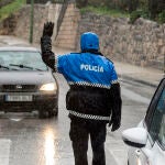 Un agente de la Policía Local de Burgos realiza controles de movilidad