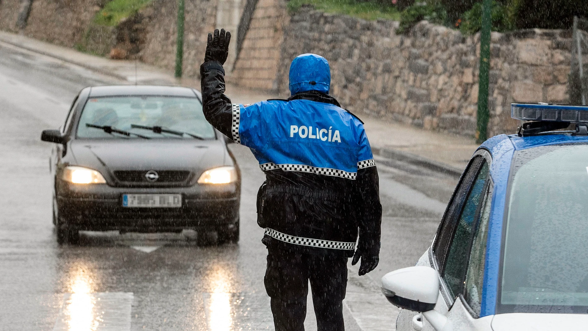 Un agente de la Policía Local de Burgos realiza controles de movilidad