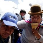 Seguidores del candidato Luis Arce del MAS celebran su victoria en la primera vuelta de las elecciones en Bolivia