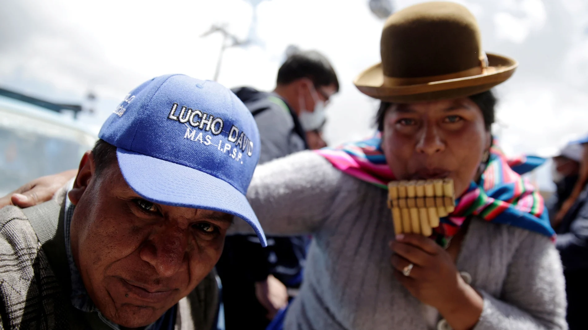 Seguidores del candidato Luis Arce del MAS celebran su victoria en la primera vuelta de las elecciones en Bolivia