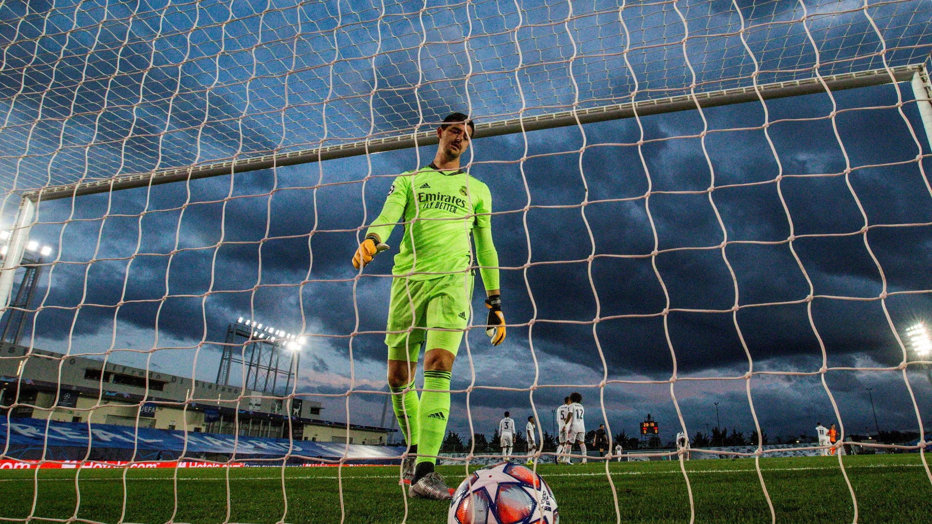 El portero belga del Real Madrid, Thibaut Courtois encaja uno de los goles ante el Shakhtar, en partido de la primera jornada de la Liga de Campeones, este miércoles en el estadio Alfredo di Stefano . EFE/JuanJo Martín