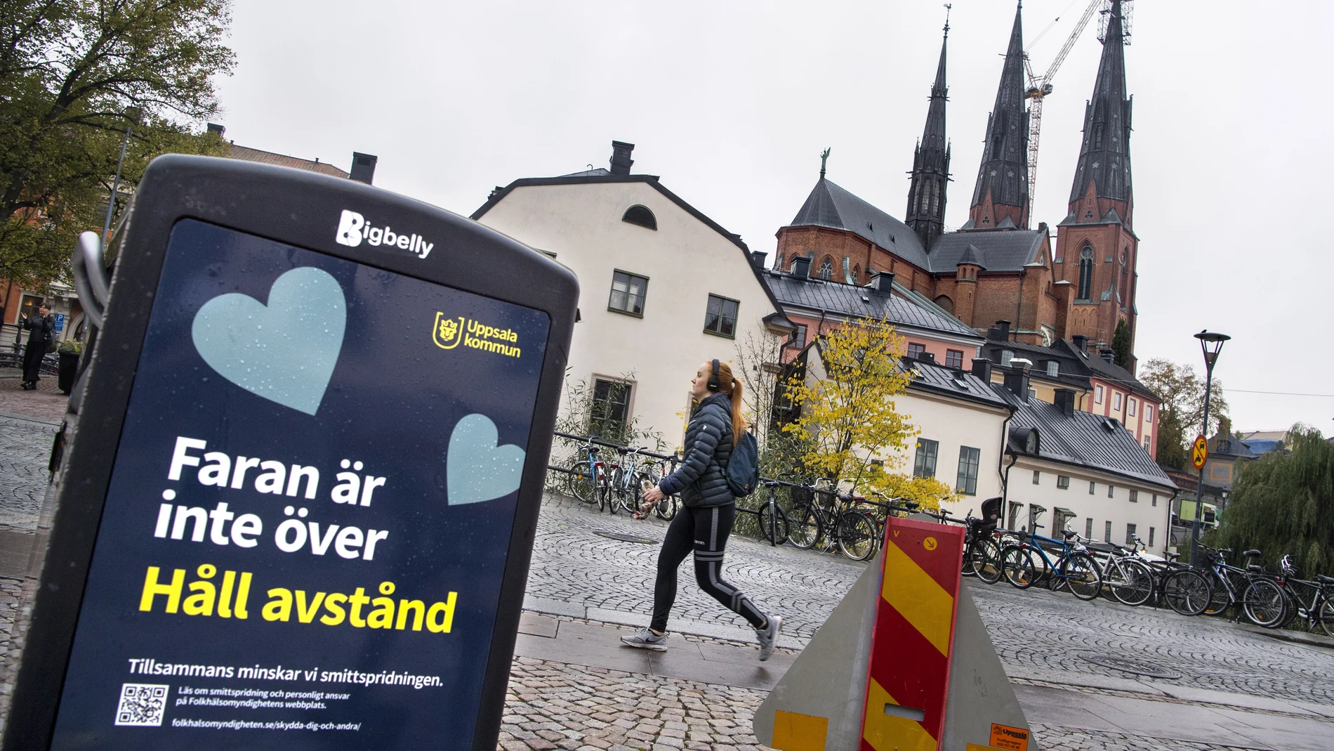 Un contenedor en la ciudad sueca de Uppsala con el cartel "El peligro no ha pasado. Mantén la distancia"