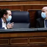 El vicepresidente segundo, Pablo Iglesias (i), conversa con el ministro de Justicia, Juan Carlos Campo, en el Congreso