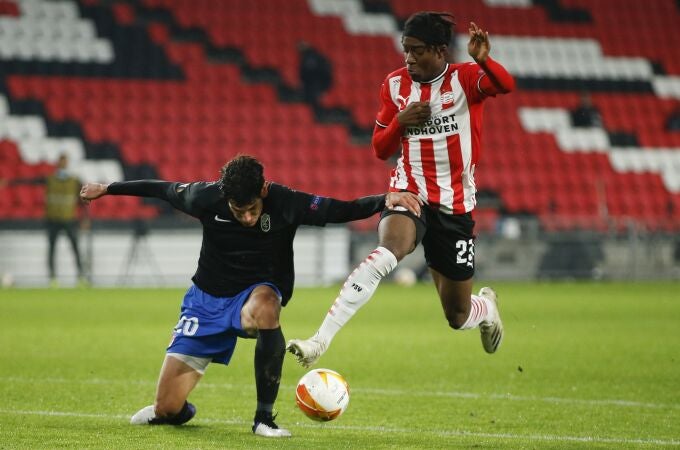 Jesus Vallejo frena a Noni Madueke en el PSV-Granada