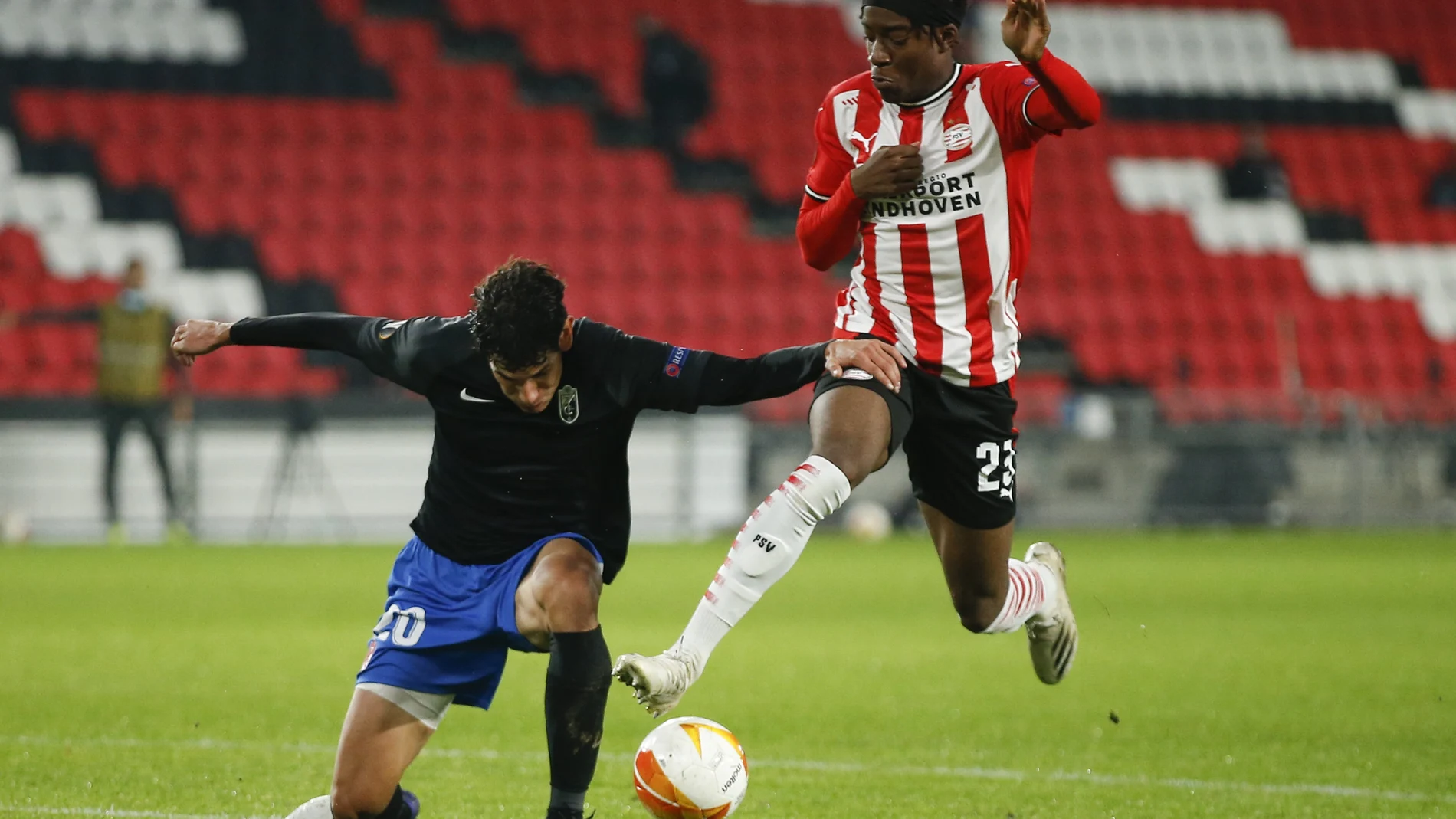 Jesus Vallejo frena a Noni Madueke en el PSV-Granada