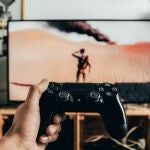 Con el avance del otoño se acortan los días y, restricciones de movilidad, a parte, el tiempo que pasamos en casa, aumenta. ¿Es bueno que mi hijo juegue a videojuegos? ¿Pasa demasiado tiempo jugando? ¿Ese juego es adecuado para su edad?