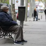 Imagen de un jubilado sentado en un banco
