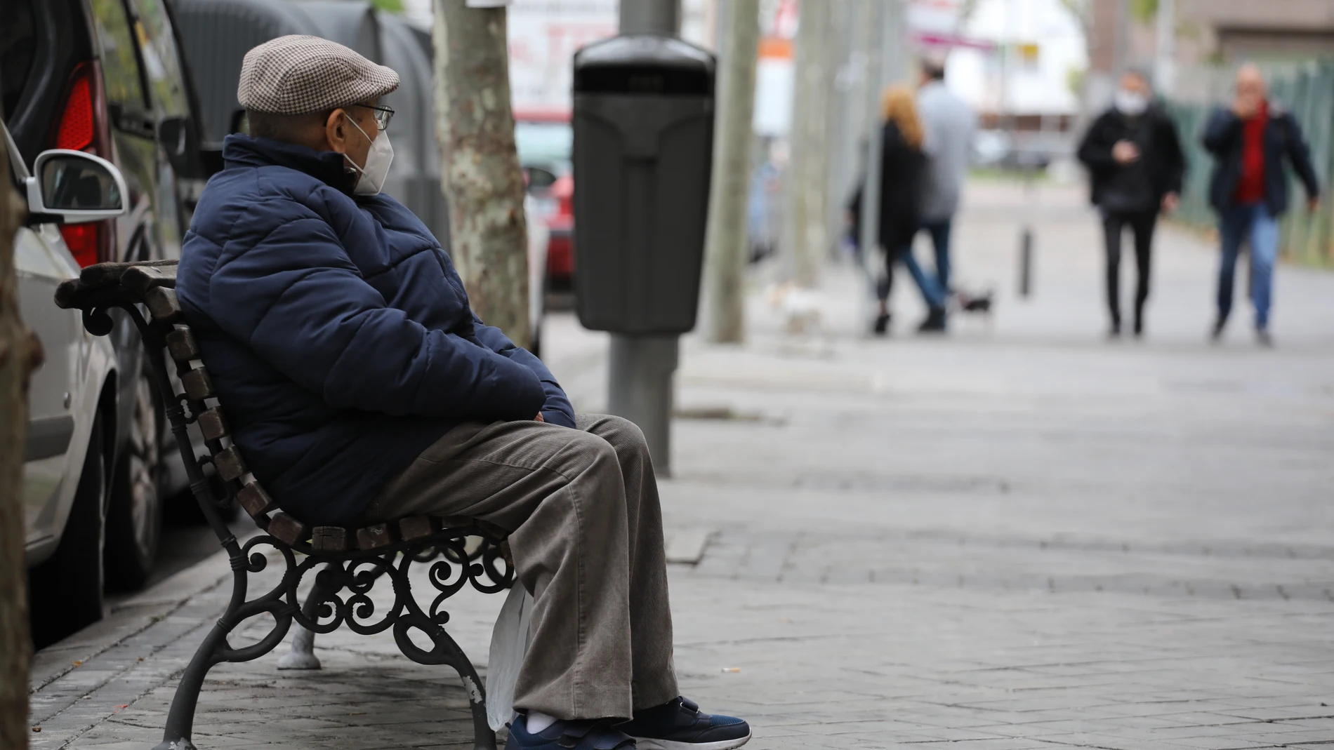 Imagen de un jubilado sentado en un banco