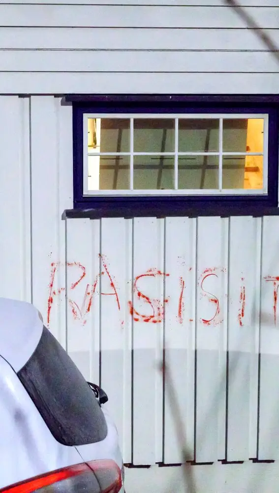 La palabra &quot;Racista&quot; pintada en la casa y el coche del Ministro de Justicia noruego Tor Mikkel Wara en Oslo, Noruega, el 6 de diciembre de 2018