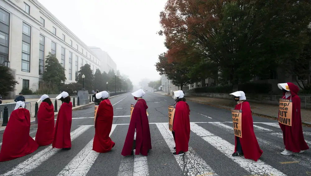 Un grupo de activistas, vestidas como en &quot;El Cuento de la Criada&quot; se oponen a la confirmación de la jueza Amy Coney Barrett en Washington