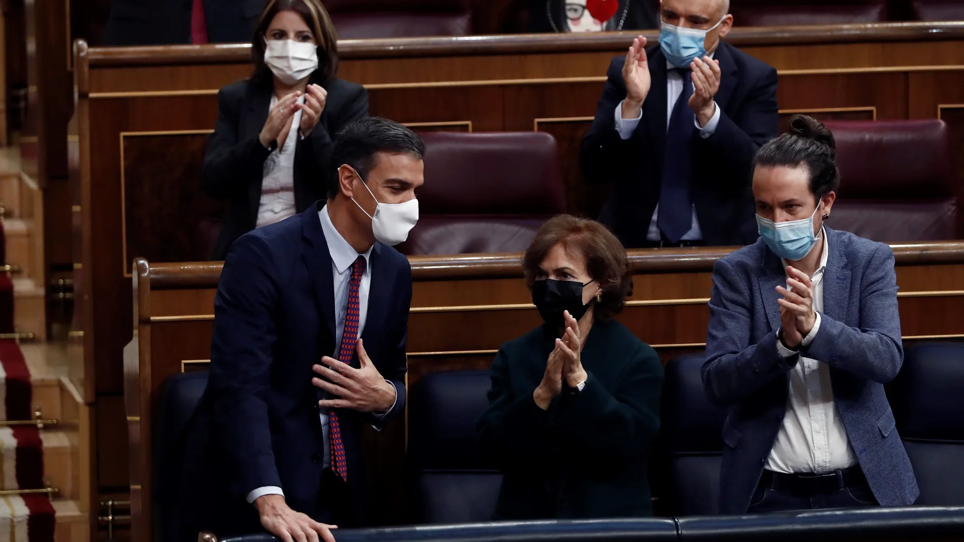 El presidente del Gobierno, Pedro Sánchez (i), es aplaudido por los vicepresidentes del Ejecutivo, Carmen Calvo y Pablo Iglesias