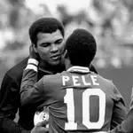 Pelé y el boxeador Muhammad Ali, dos de los mejores deportistas de la historia.