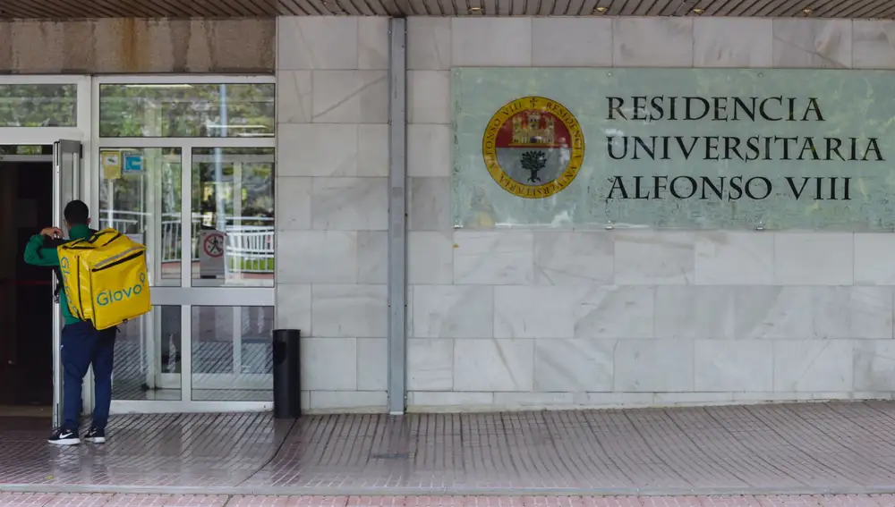 GRAF5941. VALLADOLID, 22/10/2020.- La Universidad de Valladolid (UVA) ha puesto en cuarentena este jueves a los 220 estudiantes de la Residencia Alfonso VIII, después de que diez de los residentes hayan dado positivo en las pruebas de la covid-19 .EFE/NACHO GALLEGO