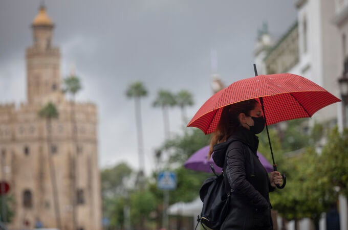 Una mujer bajo su paraguas durante una jornada de lluvia en Sevilla (Andalucía, España), María José López / Europa Press