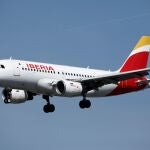 Un avión de Iberia aterrizando en el aeropuerto parisino de Orly