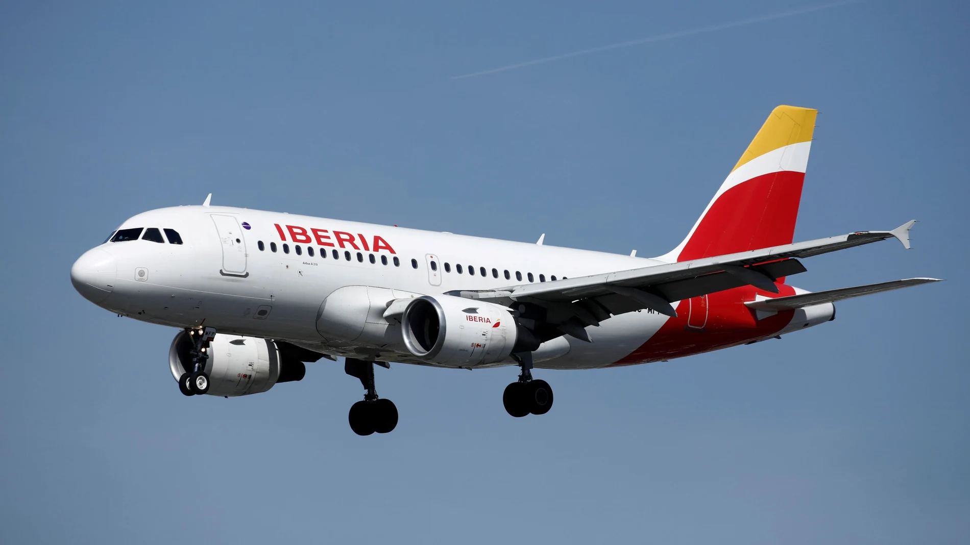 Un avión de Iberia aterrizando en el aeropuerto parisino de Orly