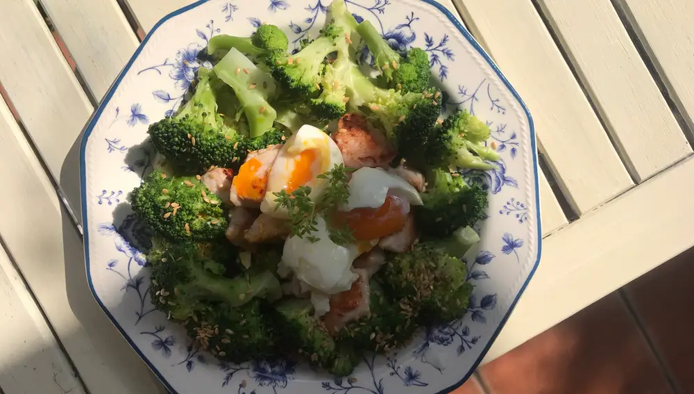 En la imagen, salteado de brócoli con solomillo de pavo en tacos y huevo poché.