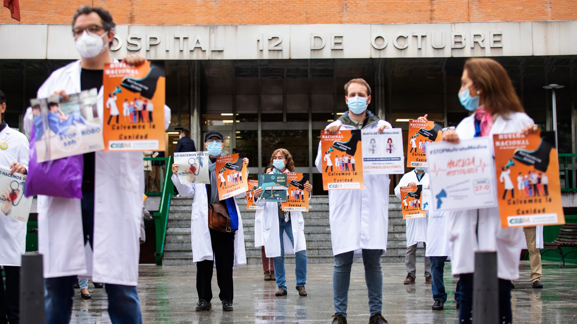 Protesta, ayer, de médicos ante el Hospital 12 de Octubre, en Madrid