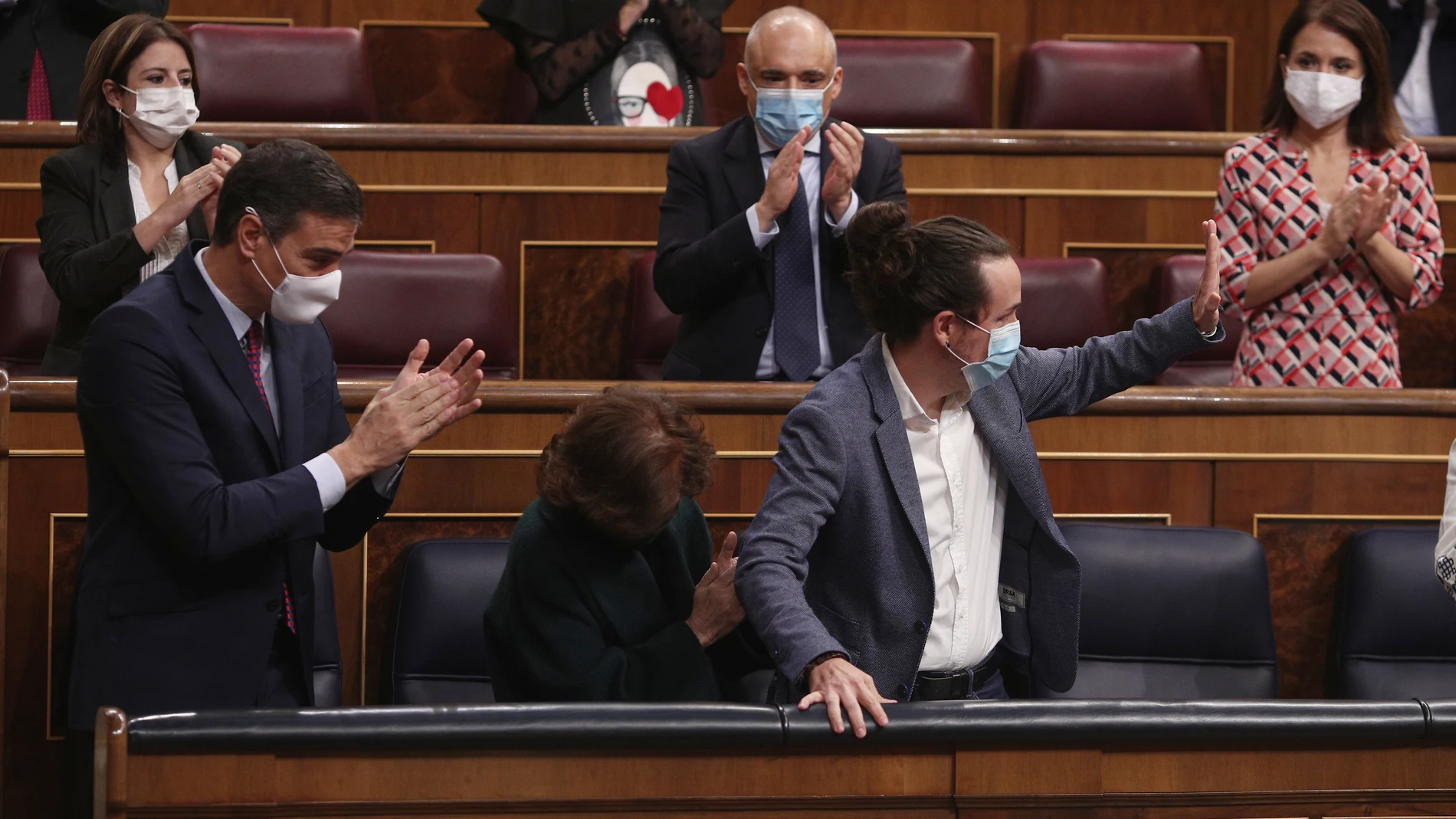El presidente del Gobierno, Pedro Sánchez, y otros miembros del partido aplauden a Pablo Iglesias en la moción de censura
