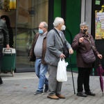 Mayores y jubilados realizan sus compras en Vallecas , Madrid.