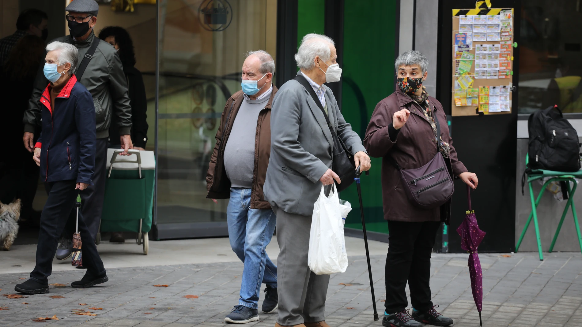 Mayores y jubilados realizan sus compras en Vallecas , Madrid.