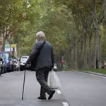 Imagen de un jubilado paseando