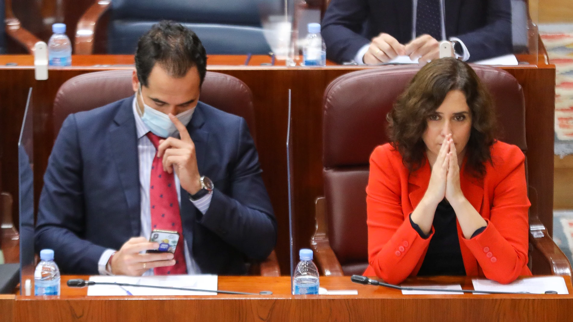 La presidenta y el vicepresidente de la Comunidad de Madrid, Isabel Díaz Ayuso e Ignacio Aguado, antes de que comience una sesión de control al Gobierno en la Asamblea de Madrid