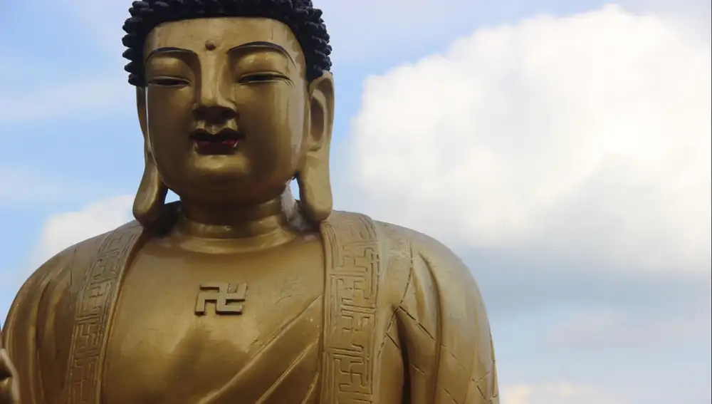 Estatua de Buda con la esvástica en el pecho.